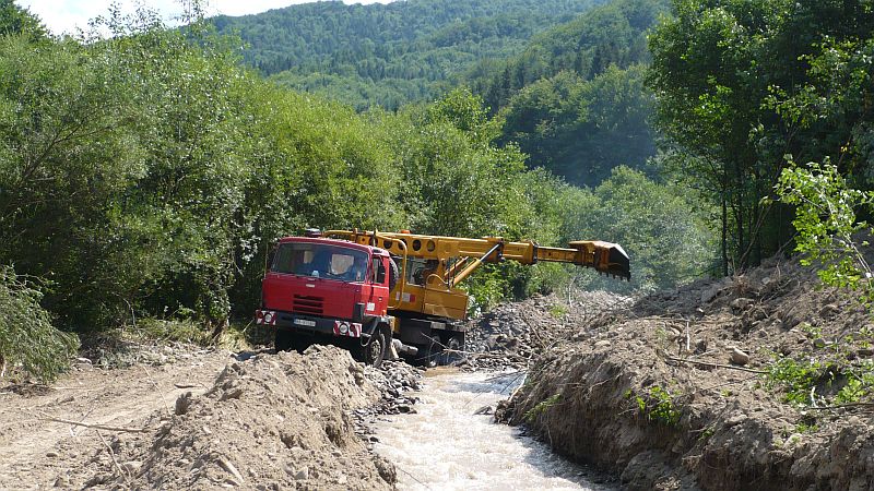 Obrázok Technika OZLT na odstraňovaní povodňových škôd