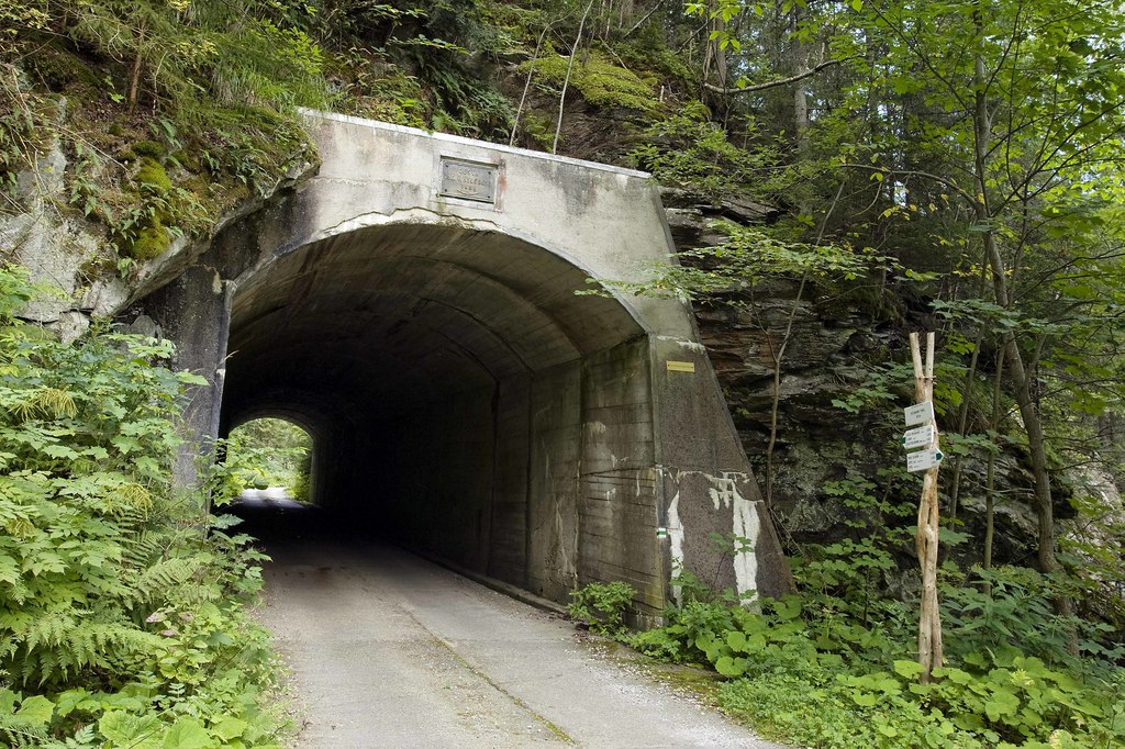 Tunel Vojtecha Kelemena pri Lopeji Obrázok Tunel Vojtecha Kelemena pri Lopeji