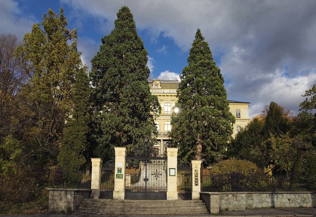 Horná botanická záhrada a nová budova SOŠL Obrázok Horná botanická záhrada a nová budova SOŠL