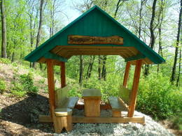 LNCH_Chalmova_posedenie_pri_kaplnke